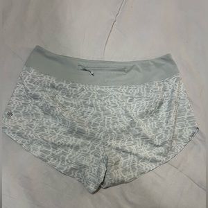 Athleta printed run with it 3.5” shorts
